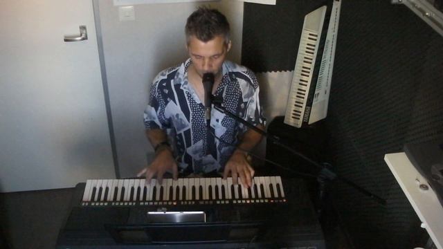 Berry Blue Eyes - cover of a simply red song - one man band keyboard смотреть онлайн