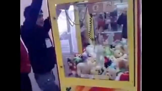 Как правильно достать игрушку с Автомата!How to geat a toy from a vending machine! смотреть онлайн