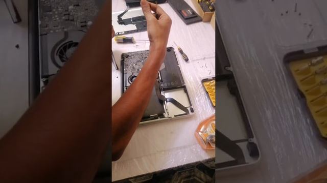 Macbook Pro 13 inch Mid 2012 - SSD UPGRADE AND CANDY HARDISK смотреть онлайн