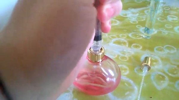 Переливаю туалетную воду из флакона шприцом.