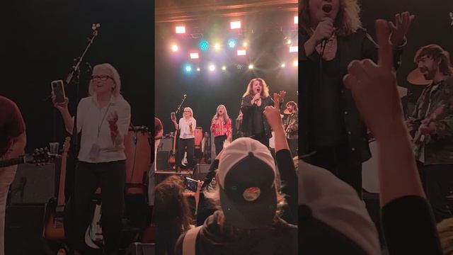 Meryl Streep & Tracey Ullman on stage with Broken Social Scene - Webster Hall NYC 10/16/22 смотреть онлайн