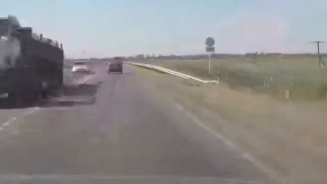 Кирпич попал в лобовое стекло смотреть онлайн