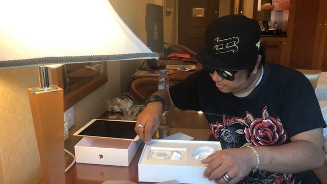 UNBOXING Apple iPad Pro (10.5-inch) 512GB Rose Gold @ Dubai, UAE смотреть онлайн