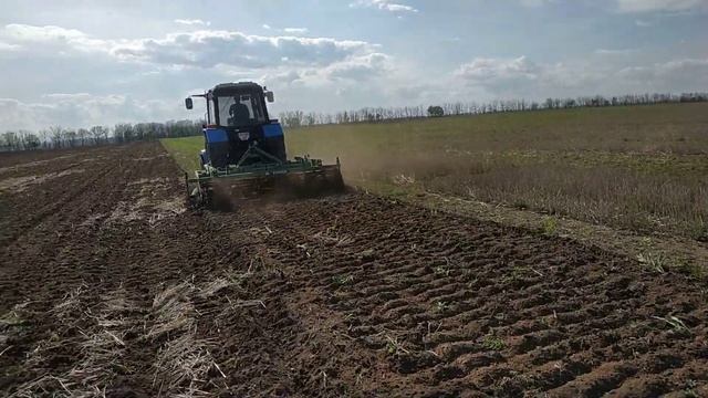 МТЗ_892. Работа стерневого культиватора Bomet смотреть онлайн