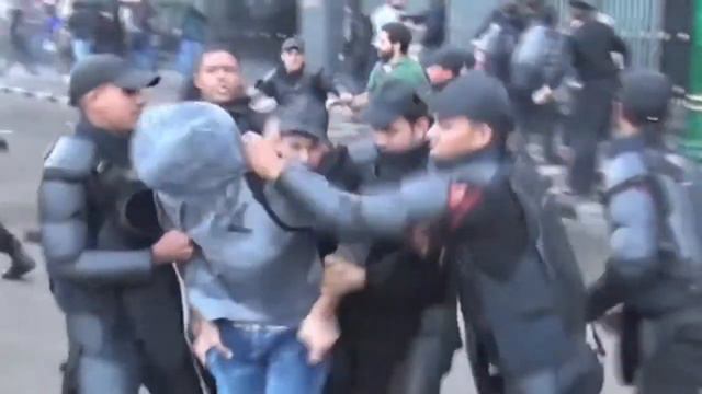 Полиция против студентов. смотреть онлайн