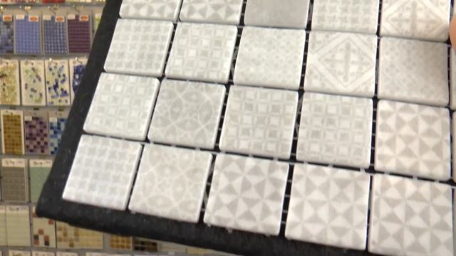 Стеклянная серая мозаика с рисунком 