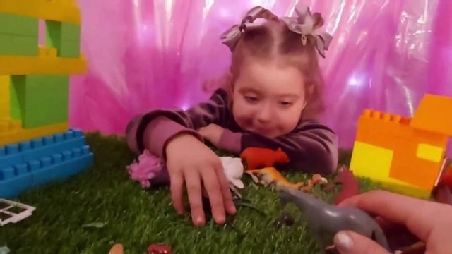 #конструктор #животные Играем животными в домиках из конструктора смотреть онлайн