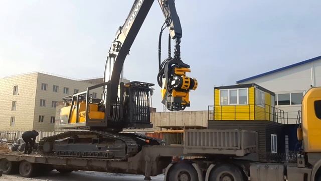Вольво EC220DL гусеничный харвестер погрузка на трал смотреть онлайн