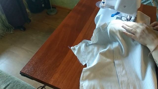 Как сшить детское платье из рубашки. Вторая жизнь старых вещей/ How to sew a baby dress from a shir смотреть онлайн