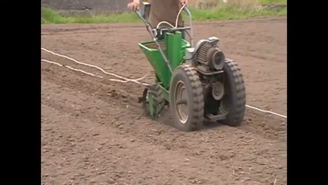 Картофелесажалка с электроприводом/Potato planter with electric смотреть онлайн