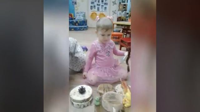 Игры детей с природными материалами.  Первая младшая группа.