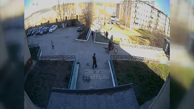 В Златоусте мотоциклисты перепутали гоночную трассу и жилой двор смотреть онлайн