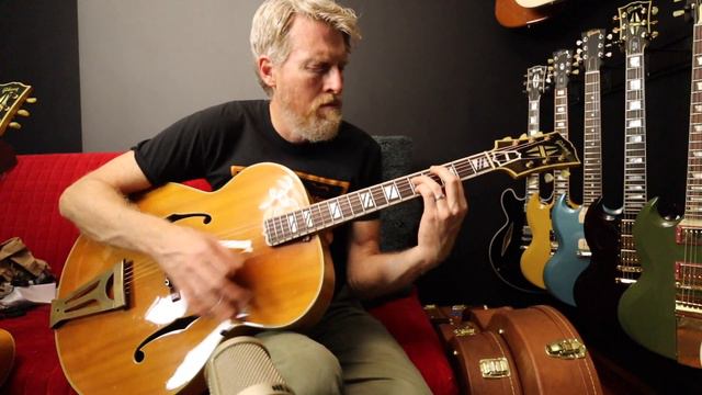 Acoustic Gibson Super 400 Shootout - Non-cutaway vs Cutaway смотреть онлайн