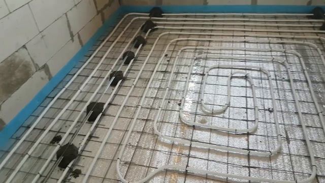 ВСЕ ЭТАПЫ ЗАЛИВКИ СТЯЖКИ ПОД ТЕПЛЫЙ ВОДЯНОЙ ПОЛ В ЧАСТНОМ ДОМЕ. Черновая отделка в чамтном доме. смотреть онлайн