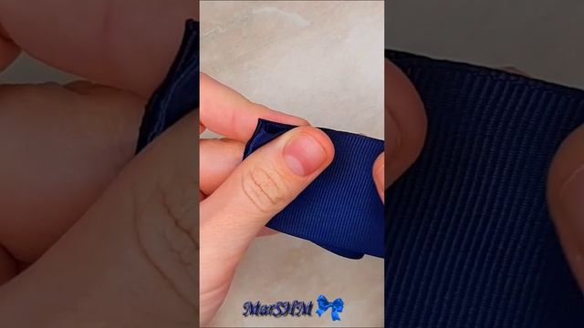 Из двух отрезков репсовой ленты сделала такую красоту. Школьный галстук-брошь Канзаши мк #Shorts смотреть онлайн