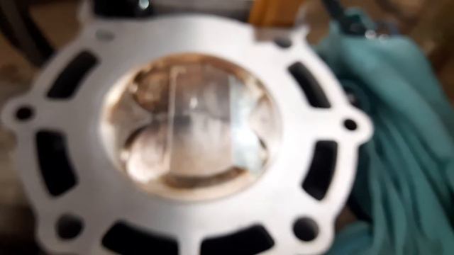 Собираю поршень, цилиндр и части головы KTM250EXC Racing 2005 смотреть онлайн