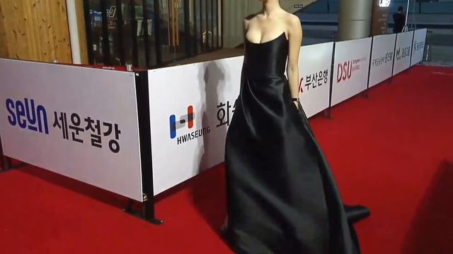 Seo Yea Ji at the Red Carpet of 2020 Buil Film Awards смотреть онлайн