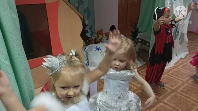 Новогодняя сказка "Снежные пирожки" Средняя группа смотреть онлайн
