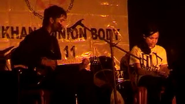 Singing "Im Yours - Jason Mraz" (acoustic) смотреть онлайн