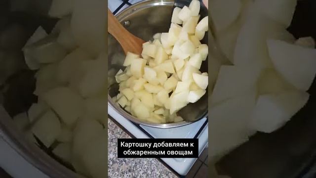 Рецепт тушёной картошки с копчёными рёбрышками. Это блюдо станет вашим любимым. смотреть онлайн