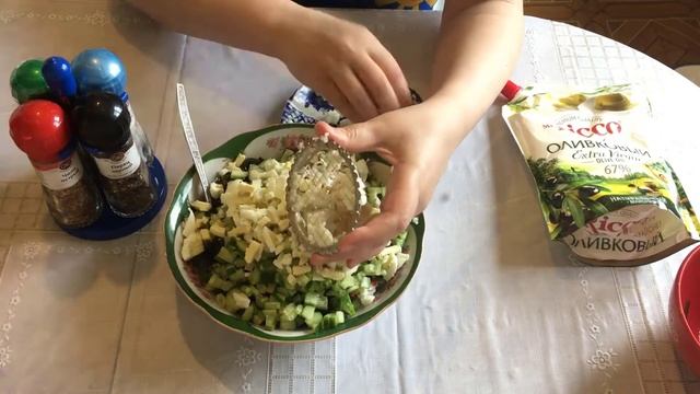 Салат из крабовых палочек с морской капустой и свежими огурцами. Видео рецепт приготовления салата. смотреть онлайн