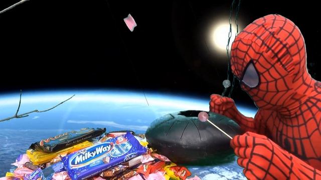 A LOT OF CANDY IN THE SPACE , SPIDERMAN vs UFO , A LOT OF CANDY FOR KIDS смотреть онлайн