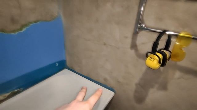 Ремонт в хрущевке. Ванна комната, удаляю краску со стен, сбиваю старую стяжку. смотреть онлайн