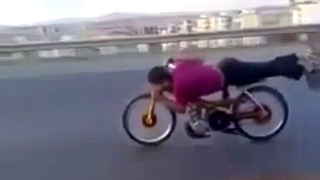 Мужик экстремал гасает на мопеде!low смотреть онлайн