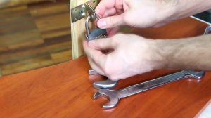Как обычным гаечным ключом открыть навесной замок?