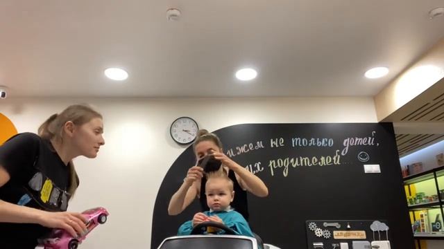 Первая стрижка ребенка. Как подстричь малыша если он не даётся. Детская парикмахерская смотреть онлайн