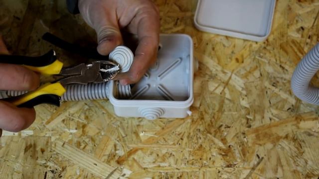 Монтаж влагозащищенной распределительной коробки. Допускаемые ошибки. смотреть онлайн