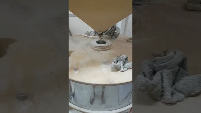 Помол ржаной цельнозерновой муки на жерновой мельнице смотреть онлайн