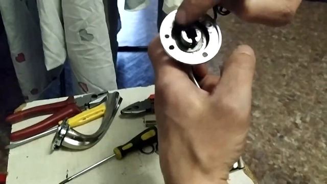 Ремонт дверной ручки с защелкой. Замена пружин в ручке двери смотреть онлайн