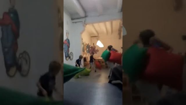 Бой подушками. смотреть онлайн
