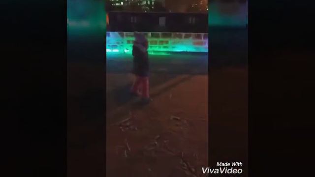 Вика учится кататься на коньках смотреть онлайн