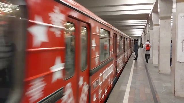 Новогодний Поезд Еж3/Ем508Т в новом оформлении..... смотреть онлайн