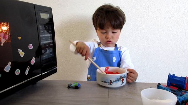 сделал съедобного лизуна.DIY Edible psyllium husk Slime and candy slime смотреть онлайн