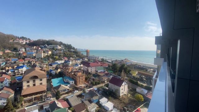 Погода в Сочи +20 тепла.Народ загорает и купается.Гора Ахун.Пляжи в Дагомысе. Отдых в Сочи на море смотреть онлайн