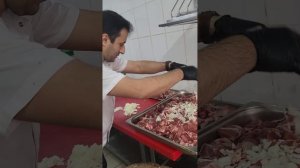 Как правильно порезать и замариновать свинью шею для шашлыка !!!   ????   #ресторан  #şah  #шашлык