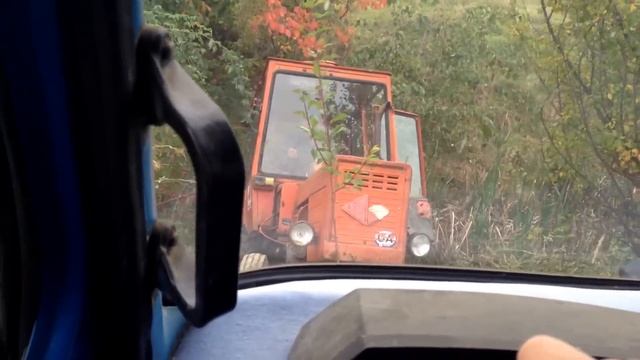 Трактор Т25 упал в ров , AVIA 21F вытягивает. смотреть онлайн