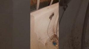 Чем закрыть большую щель между ванной и стеной