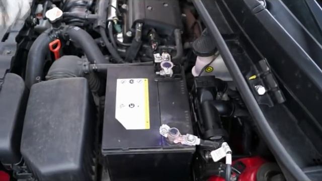 Замена аккумулятора Hyundai Solaris смотреть онлайн