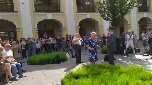 Бабка зажигательно танцует твист! Супер! смотреть онлайн