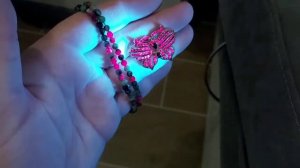 как светят натуральные рубины под ультрафиолетом  UV. рубин в цоизите. ruby under uv