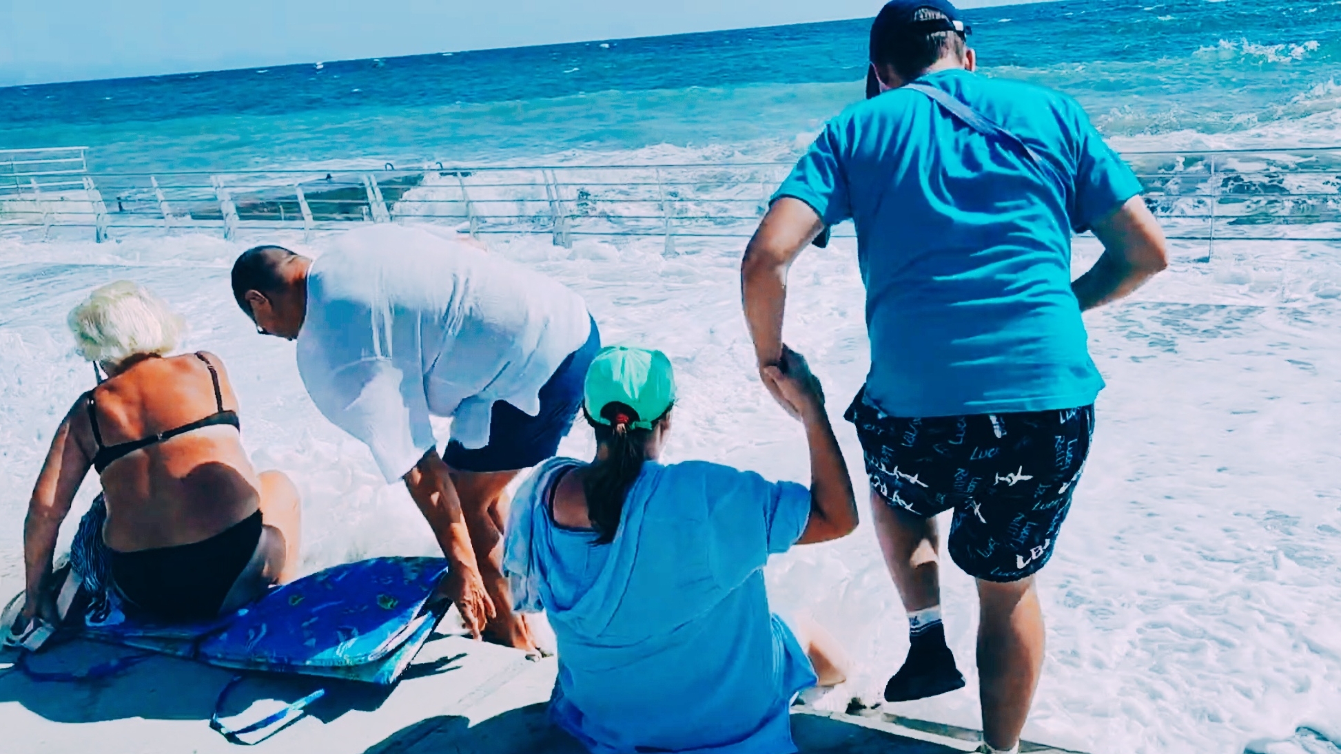 Отдых в Крыму. ШТОРМ в Алуште. НАКРЫЛО С ГОЛОВОЙ Пляжи Алушты смыло смотреть онлайн