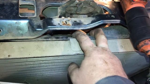 КАК ЗАМЕНИТЬ РАДИАТОР ОХЛАЖДЕНИЯ ДВИГАТЕЛЯ С КОНДИЦИОНЕРОМ !!! ШЕВРОЛЕ НИВА смотреть онлайн