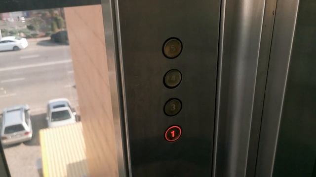 Прозрачный лифт в ТЦ в Виннице смотреть онлайн
