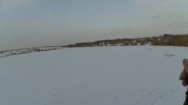 ПЕРВЫЙ ЛЕД: пробуем поймать щуку на жерлицы! Рыбалка на мормышку, жерлицы, безмотылка смотреть онлайн