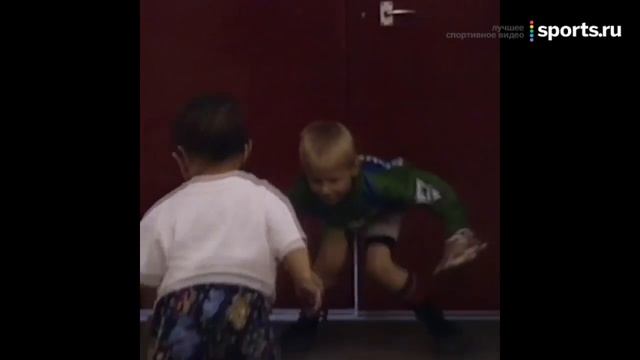 Маленькие Каспер Шмейхель и Том Инс в 1994 году. Сегодня они сыграли друг против друга в матче АПЛ смотреть онлайн
