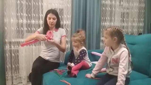Делаем фигурки из шариков своими руками Как сестрички с мамой учились надувать шарики сосиски смотреть онлайн